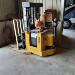 Walkie reach stacker use